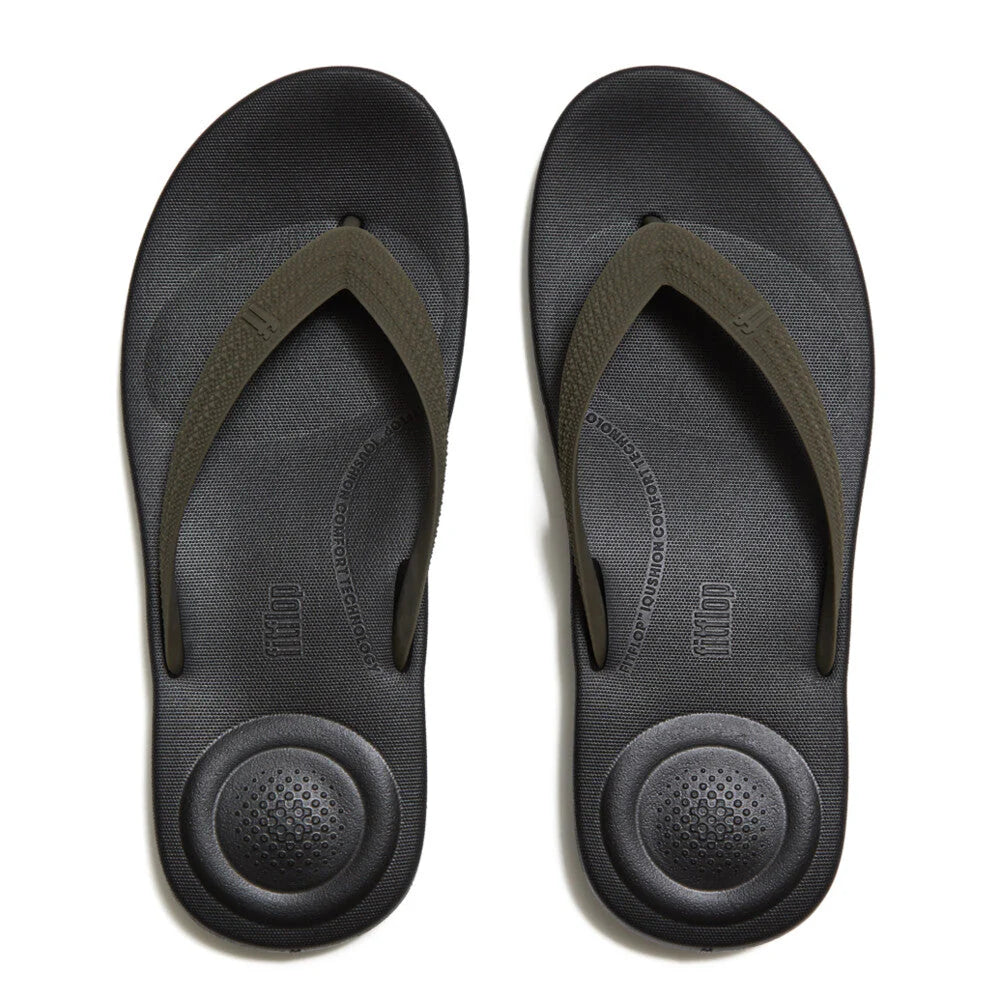 FitFlop FitFlop IQUSHION Mens Textured-Strap Flip-Flops iQushion