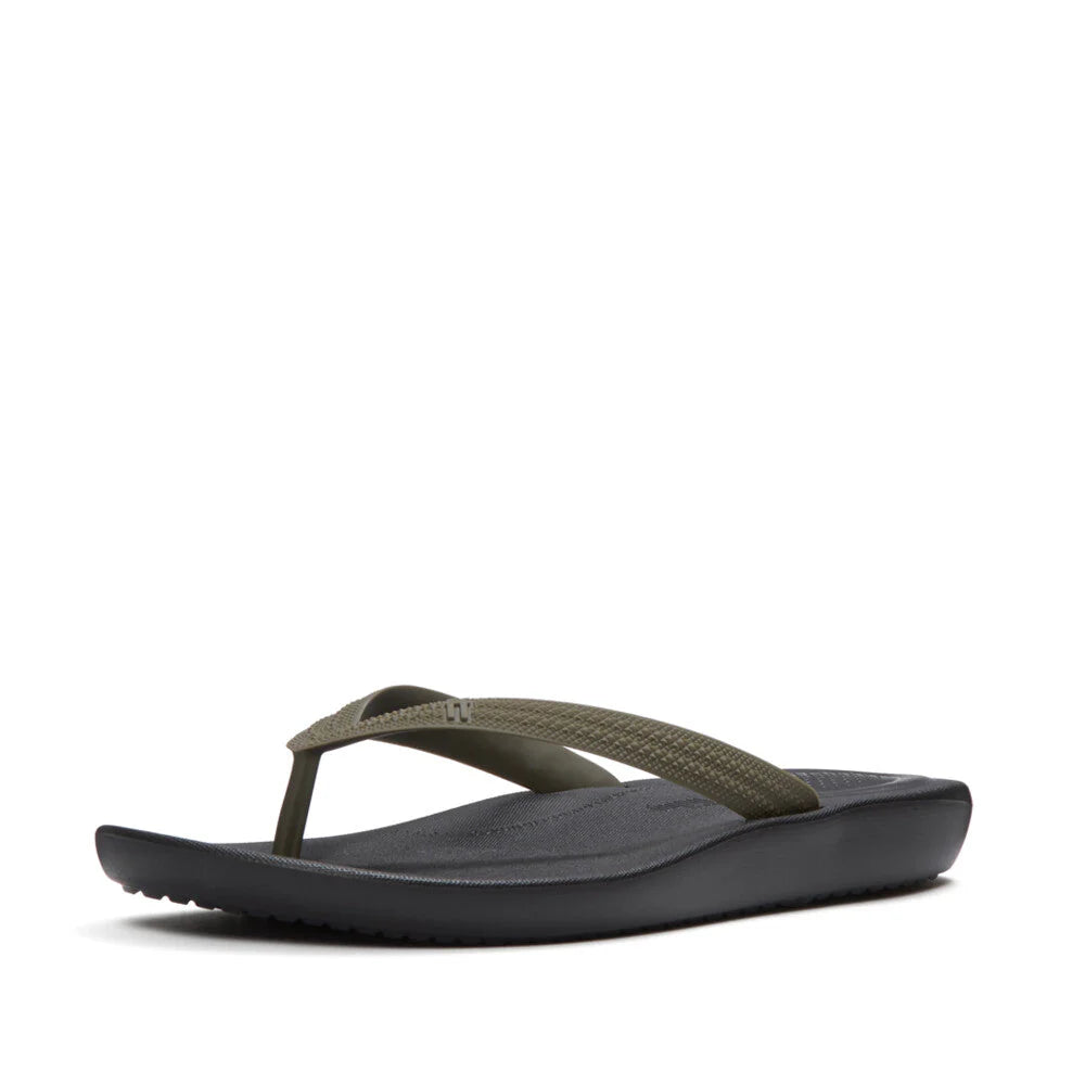FitFlop FitFlop IQUSHION Mens Textured-Strap Flip-Flops iQushion