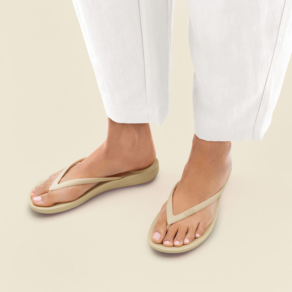 FitFlop FitFlop X PANTONE iQushion Toe-Posts iQushion