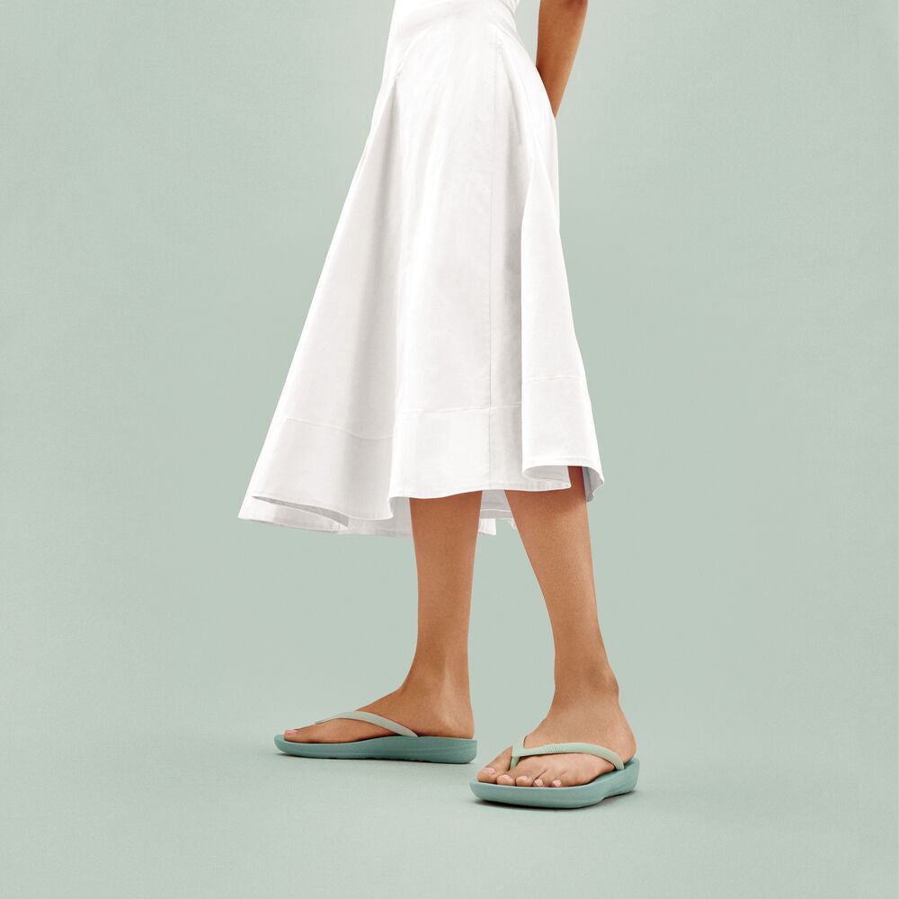 FitFlop FitFlop X PANTONE iQushion Toe-Posts iQushion