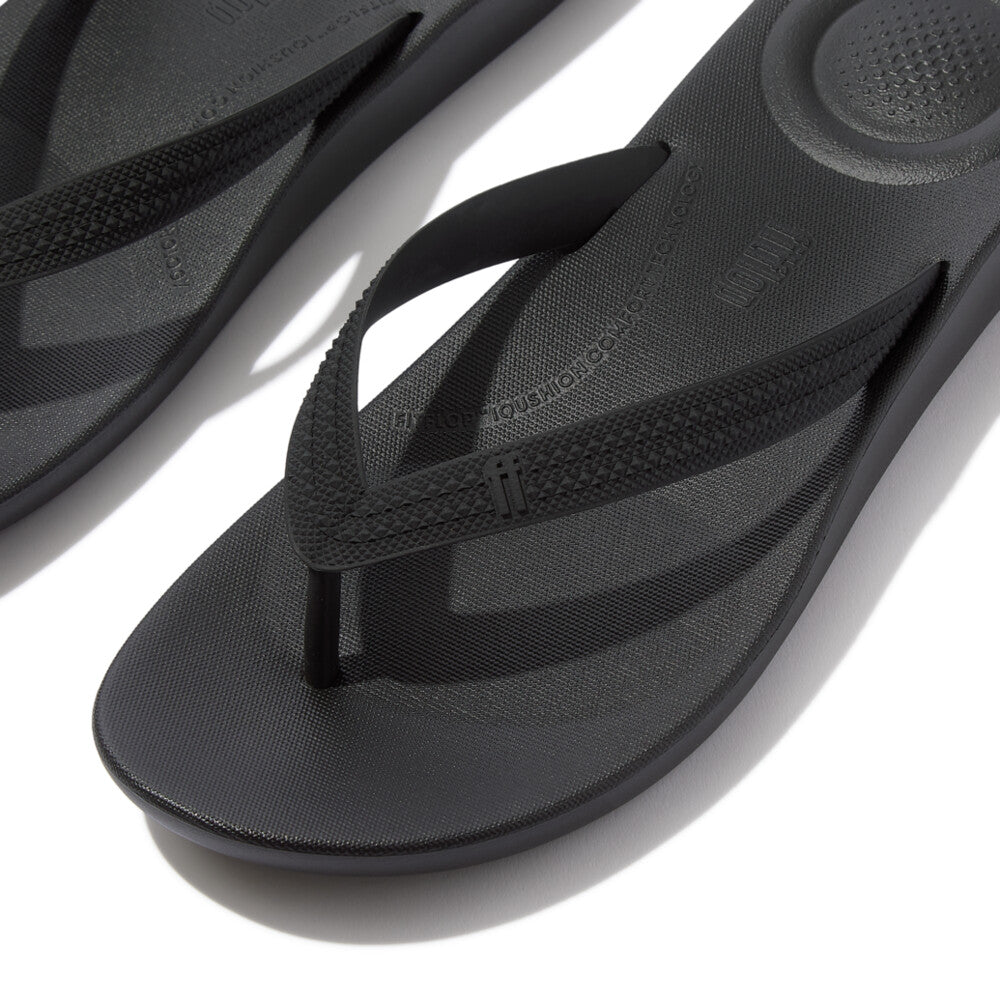 FitFlop FitFlop IQUSHION Mens Textured-Strap Flip-Flops iQushion