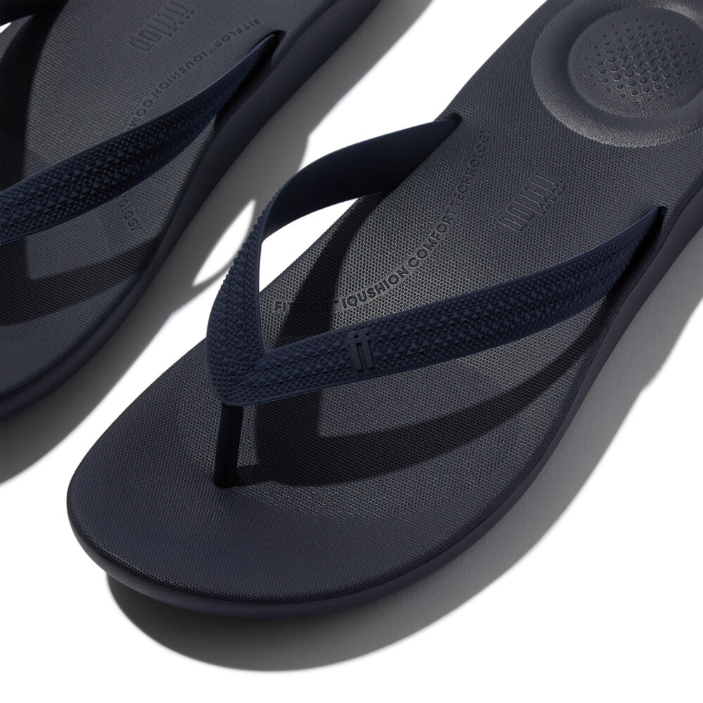 FitFlop FitFlop IQUSHION Mens Textured-Strap Flip-Flops iQushion