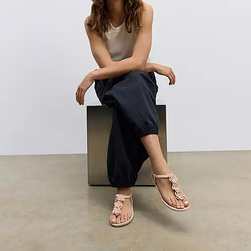 IQUSHION Splash Flower T-Bar Sandals